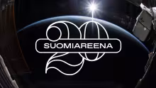 SuomiAreenan juhlalogo ja maapallo taustalla