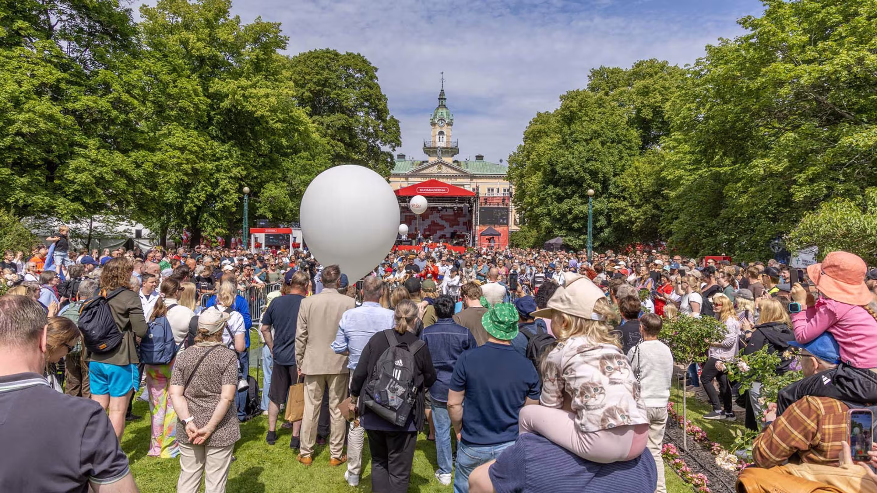 Laaja kuva SuomiAreenaan Avaruuspäivänä